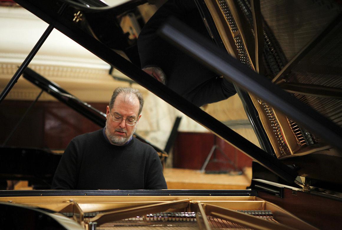 World-renowned pianist Garrick Ohlsson is a Q-C favorite, to solo in the Samuel Barber concerto in the first concert.